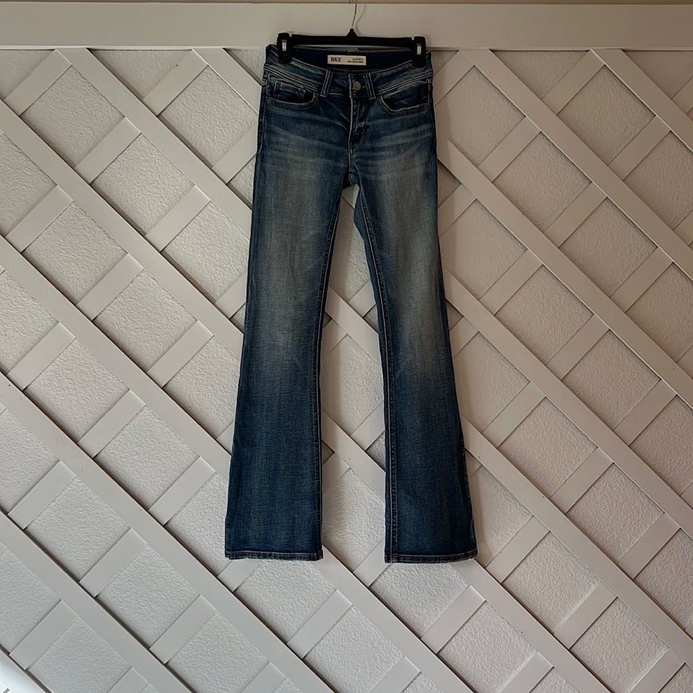 BKE Audrey- Slim fit• Mid-rise• Bootcut
